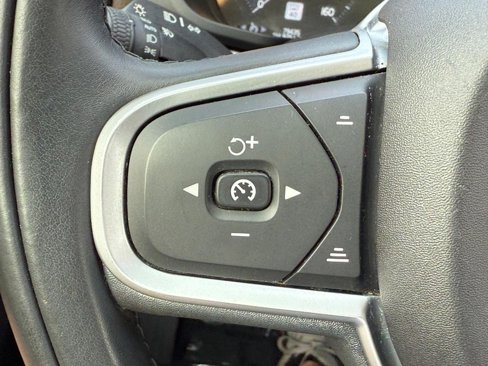 Used 2019 Volvo XC60 T5 Momentum w/ Multimedia Package image 18