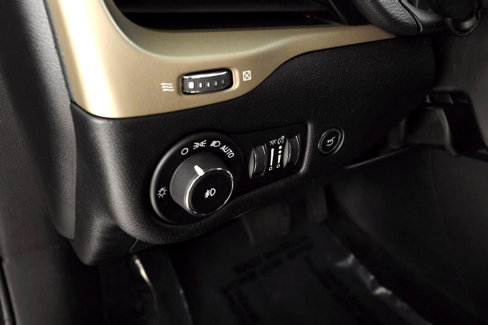 Used 2015 Jeep Cherokee Latitude w/ Comfort/Convenience Group image 25