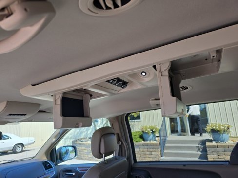 Used 2011 Chrysler Town & Country Touring-L w/ Driver Convenience Group image 29