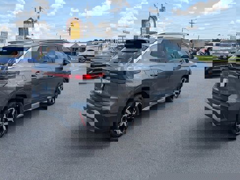 New 2025 Volkswagen Tiguan SE image 3