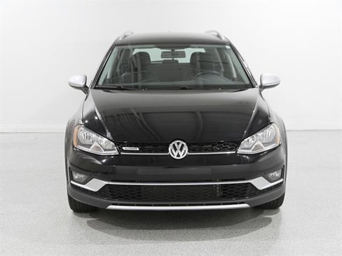 Used 2017 Volkswagen Golf Alltrack S image 2