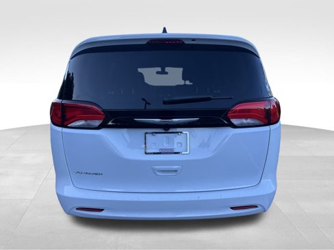 Used 2022 Chrysler Voyager LX image 5