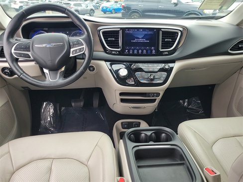 Used 2018 Chrysler Pacifica Touring-L w/ Advanced Safetytec Group image 5