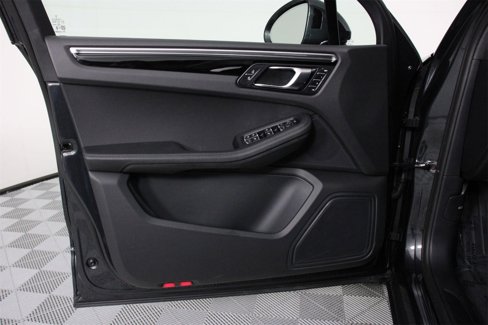 Certified 2025 Porsche Macan image 20