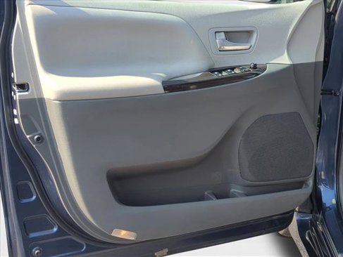 Used 2018 Toyota Sienna XLE image 18