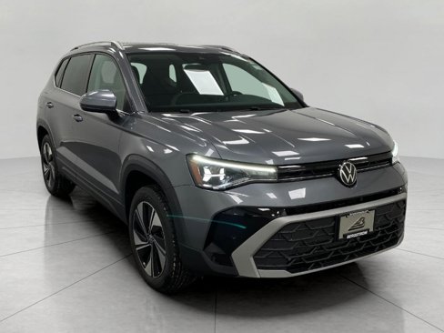 New 2025 Volkswagen Taos SE image 1
