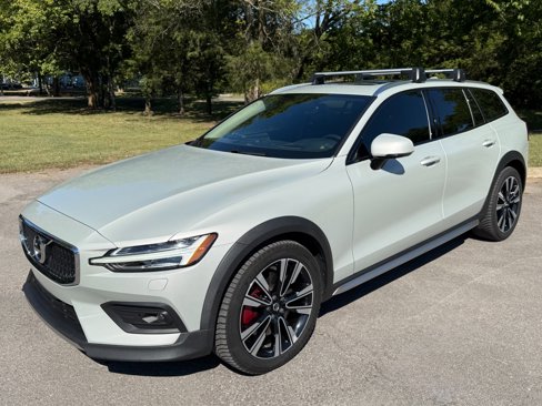 Used 2020 Volvo V60 T5 Cross Country image 2
