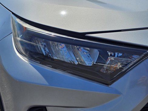 Used 2019 Toyota RAV4 LE image 4
