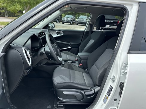 Used 2023 Kia Soul LX w/ LX Technology Package image 9