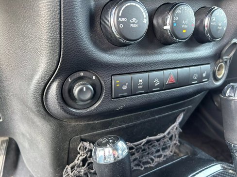 Used 2015 Jeep Wrangler Unlimited Sahara w/ Connectivity Group image 30