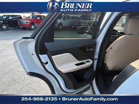 Used 2018 Jaguar F-PACE Premium image 6
