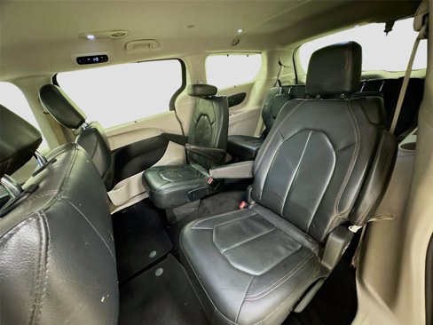 Used 2019 Chrysler Pacifica Touring-L image 22