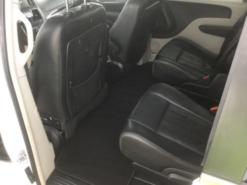 Used 2014 Chrysler Town & Country Touring image 12