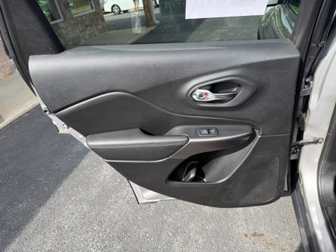 Used 2020 Jeep Cherokee Latitude w/ Cold Weather Group image 16