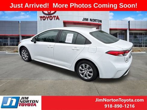 Used 2022 Toyota Corolla LE image 6