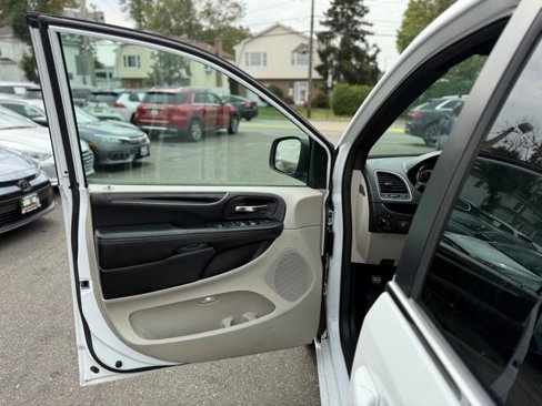 Used 2019 Dodge Grand Caravan SXT w/ Driver Convenience Group image 17
