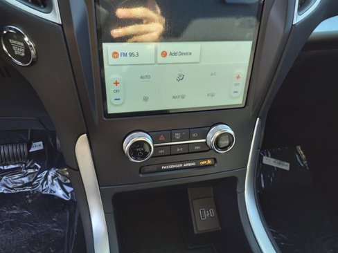 Used 2024 Ford Edge SE w/ Black Appearance Package image 14