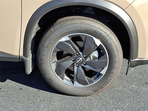 Used 2025 Nissan Rogue SV image 8