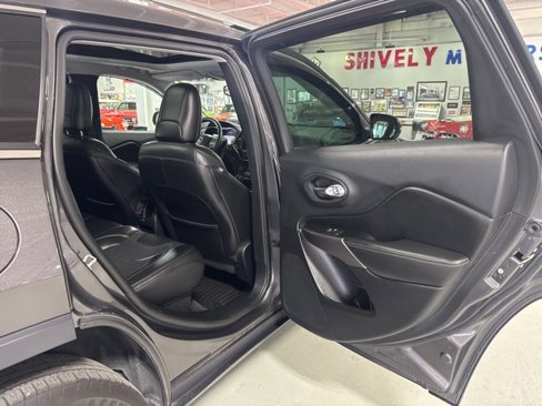 Used 2019 Jeep Cherokee Limited image 39