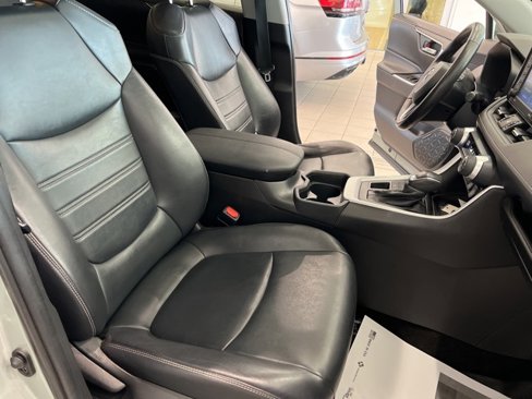 Used 2020 Toyota RAV4 XLE Premium image 21
