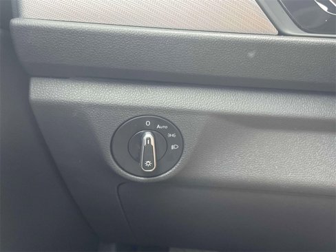 Used 2021 Volkswagen Jetta SE w/ SE Cold Weather Package image 21