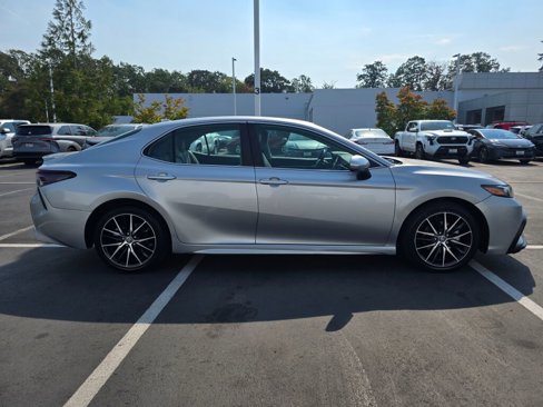 Used 2021 Toyota Camry SE image 3