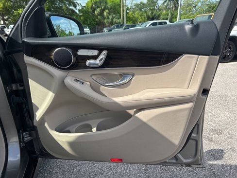 Used 2021 Mercedes-Benz GLC 300 image 24