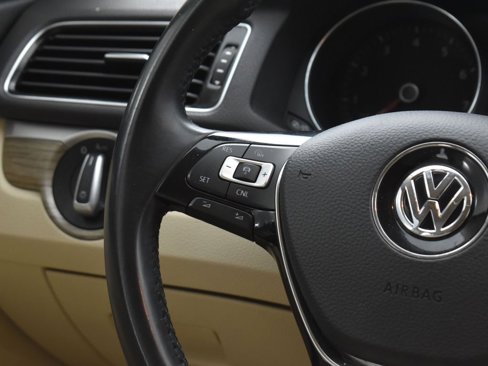 Used 2018 Volkswagen Passat 2.0T SE image 18