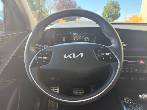 Used 2023 Kia Niro SX Touring image 8