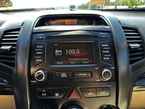 Used 2013 Kia Sorento LX w/ Convenience Pkg image 16