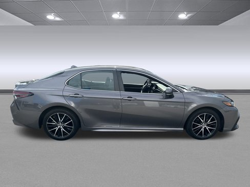 Used 2023 Toyota Camry SE image 2