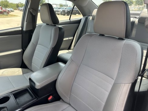 Used 2016 Toyota Camry SE image 9