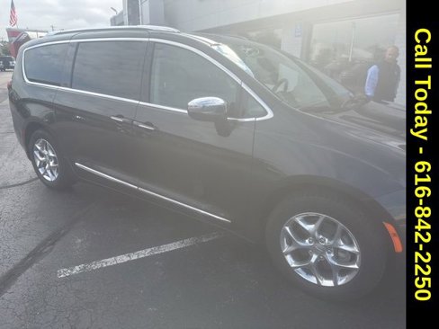 Used 2018 Chrysler Pacifica Limited image 1