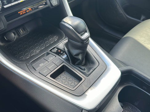 Used 2020 Toyota RAV4 XLE Premium image 34