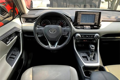 Used 2021 Toyota RAV4 XLE Premium image 5