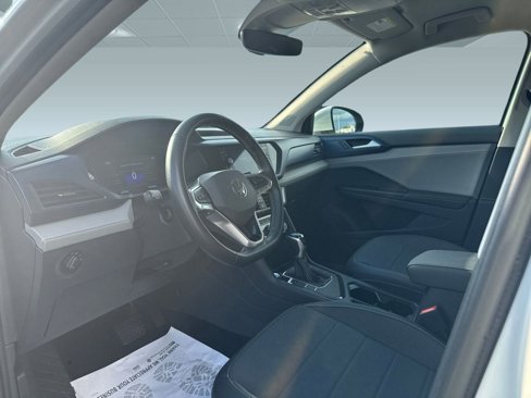 Used 2024 Volkswagen Taos SE image 4
