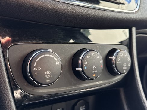 Used 2011 Chrysler 200 Limited image 19