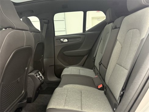 Certified 2025 Volvo XC40 B5 Core image 24