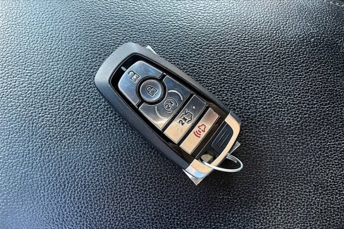 Used 2018 Ford Explorer XLT w/ Equipment Group 202A image 6