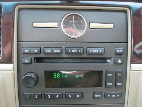 Used 2006 Lincoln Town Car Signature image 30