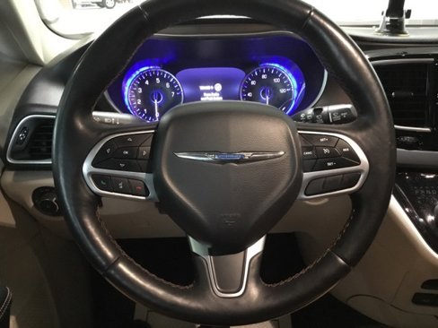 Used 2017 Chrysler Pacifica Touring-L Plus image 32