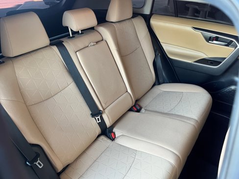 Used 2021 Toyota RAV4 XLE image 18