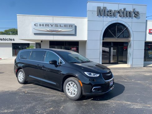 New 2026 Chrysler Pacifica Select image 2