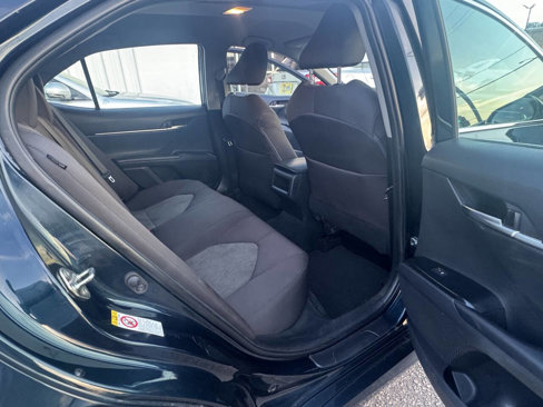Used 2018 Toyota Camry LE image 13