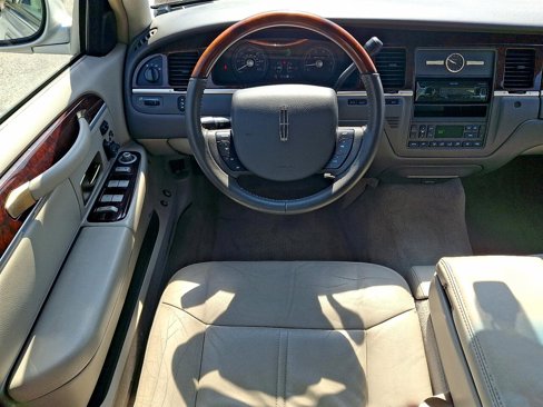 Used 2009 Lincoln Town Car Signature Limited image 14