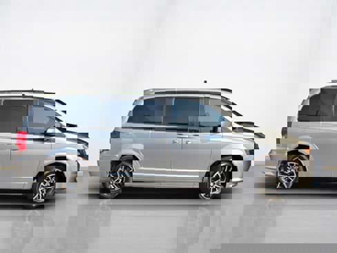 Used 2019 Dodge Grand Caravan SE image 2