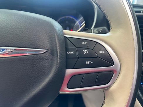Used 2020 Chrysler Pacifica Limited image 22