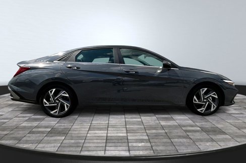 Used 2025 Hyundai Elantra Limited image 16