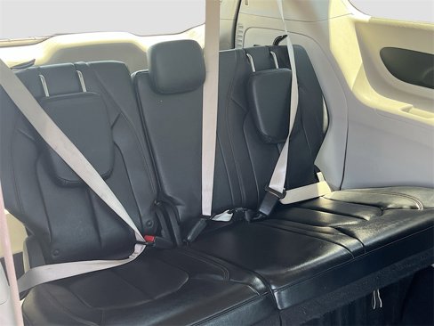 Used 2018 Chrysler Pacifica Touring-L image 27