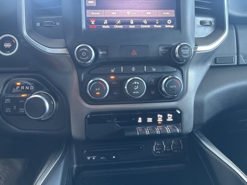 Used 2019 RAM 1500 4x4 Crew Cab image 16